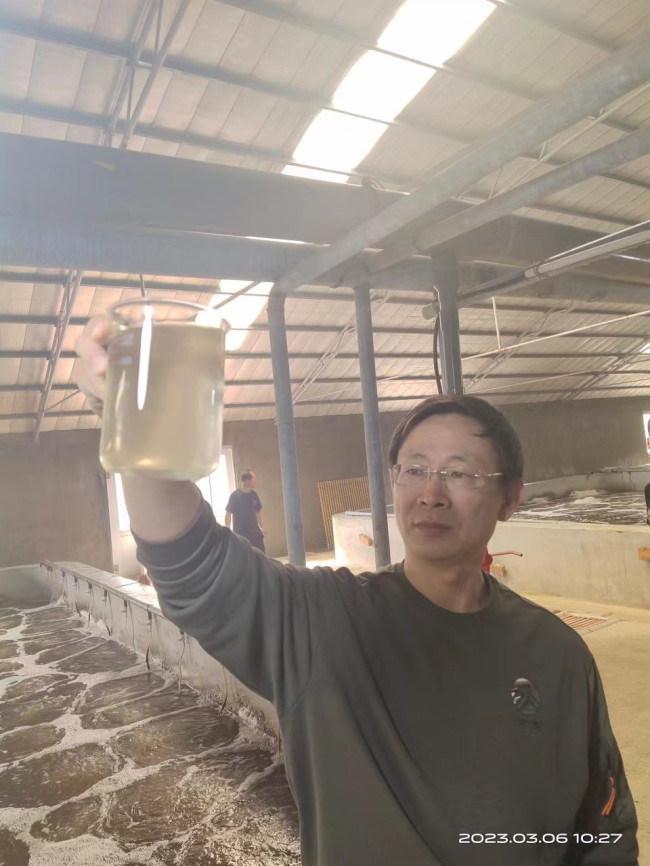 高端訪談丨專訪把鹽堿地變成“海鮮池”的科技專家——李春嶺0605實地改造鹽堿水 (2).jpg