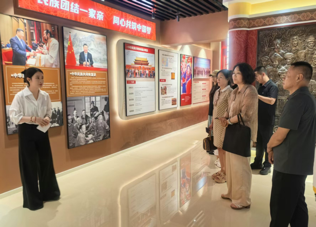 民建海港區委走進河東村開展學習參觀活動 (2).jpg