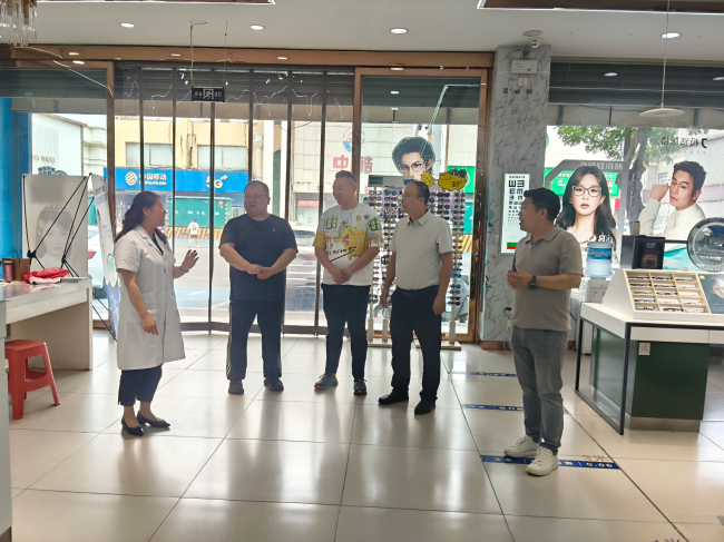 20250711民建保定市委新階層二支部開展“與企共情”活動——赴順平縣雪亮眼鏡店走訪調研2 (2).jpg