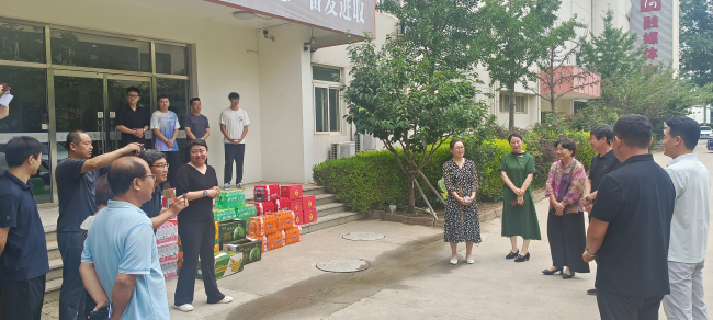 民建秦皇島市委北戴河基層委員會參加區委統戰部暑期慰問活動 (2).jpg