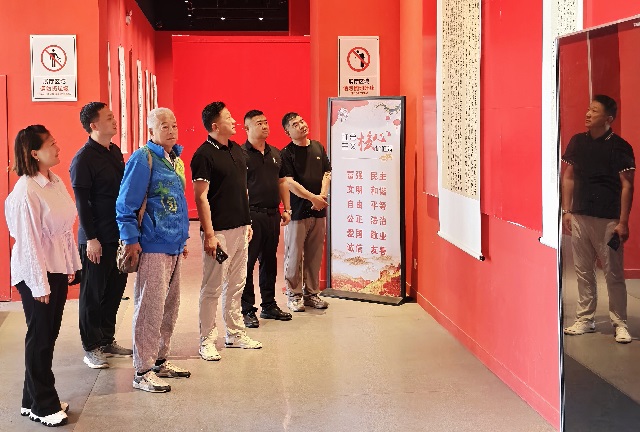 民建張家口市委橋東區基層委員會組織會員參加老兵書法展-1.jpg